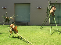 3.- Eugenia Olguin de Miranda, Alejandra Blanco, Escuela Sogetsu. Trío, bambú, chapas de madera (1)